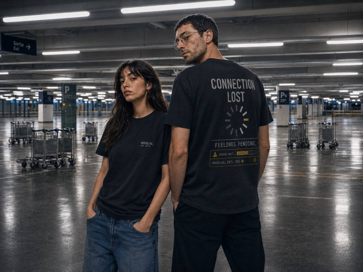 Tee - Connection Lost_ — T-shirt noir porté par un duo dans un parking, vue 2, hero