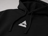 Hoodie - MoodLag_ Basic A — détail de la broderie du logo MOODLAG sur molleton noir