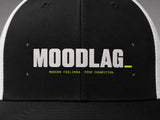 Trucker Cap - MoodLag_ Basic D — détail de la broderie du logo MOODLAG blanc sur la casquette