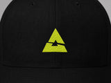 Trucker Cap - MoodLag_ Basic C — détail de la broderie du logo MOODLAG jaune sur la casquette