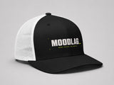 Trucker Cap - MoodLag_ Basic D — casquette trucker MOODLAG noire et blanche, vue 4, trois quarts sur fond clair