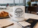 Mug - Approved for Delay_ — mug céramique blanc en mise en scène petit-déjeuner voyage, vue 3, mise en scène