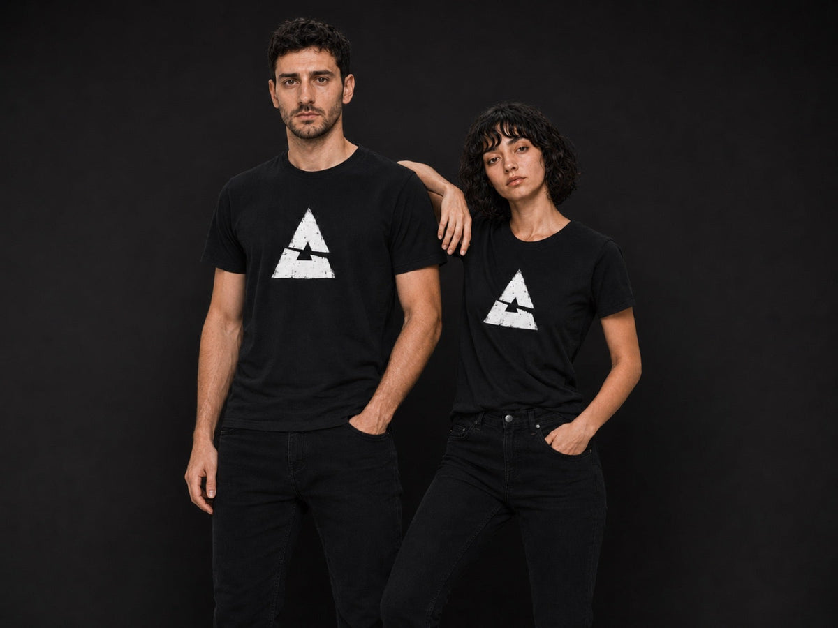 Tee - MoodLag_ Basic E — T-shirt MOODLAG noir porté par un duo, vue 2, hero