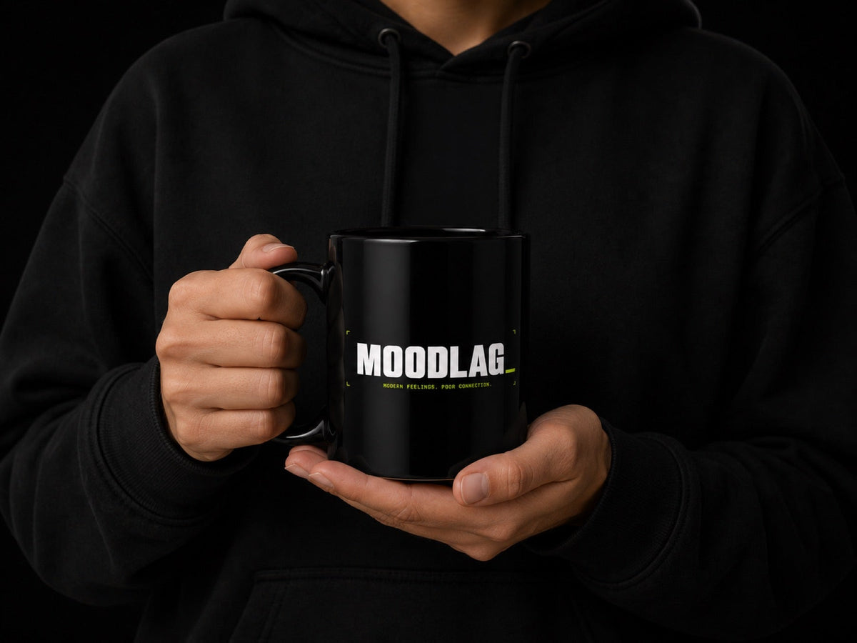 Mug - MoodLag_ Basic B — mug céramique noir MOODLAG tenu en main, vue 2, hero